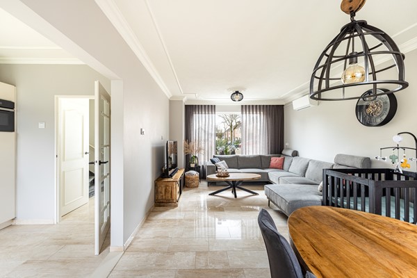 Foto - Te koop: Ruime 2-onder-1-kapwoning met dubbele garage, eigen oprit en fijne tuin